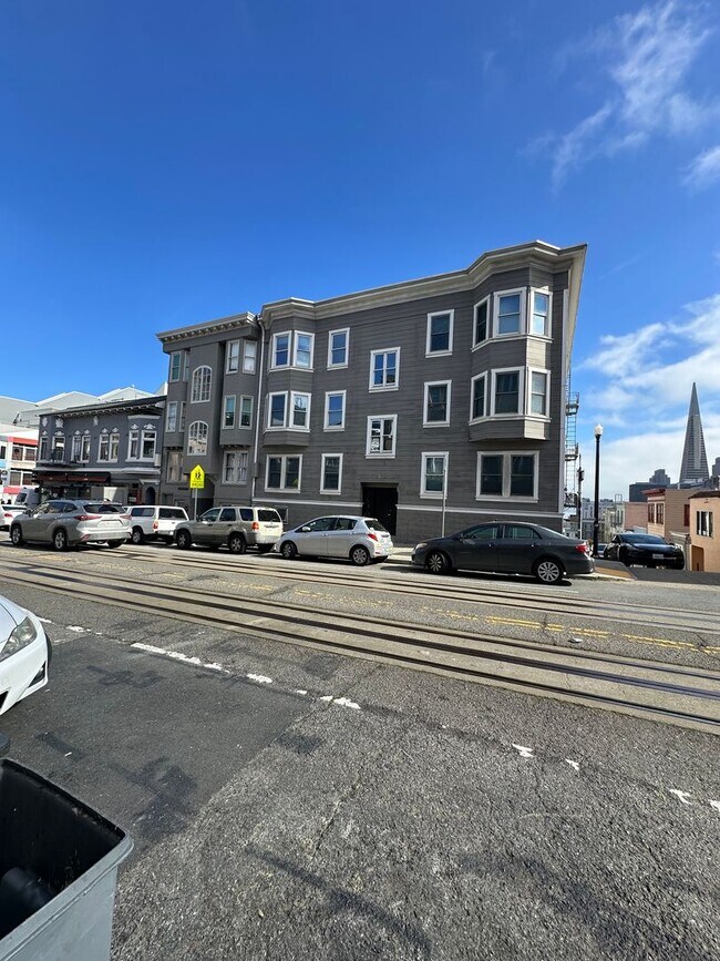 Photo - Spacious Nob Hill 3 BD/ 2 Bath Flat with Shared Roof-deck! Gorgeous City and Bay Views!!