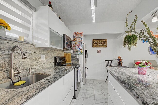 Photo - 399 NW 72nd Ave Unidad 320