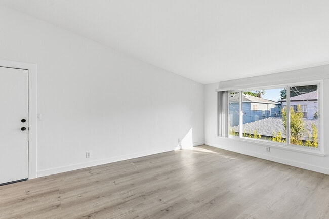 Photo - 360 S Reeves Dr