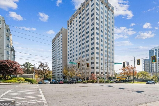 Photo - 2479 Peachtree Rd NE Unidad 817 Rental