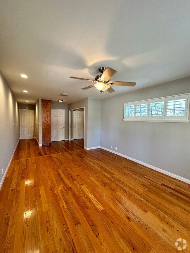 Building Photo - 9856 La Rosa Dr Rental