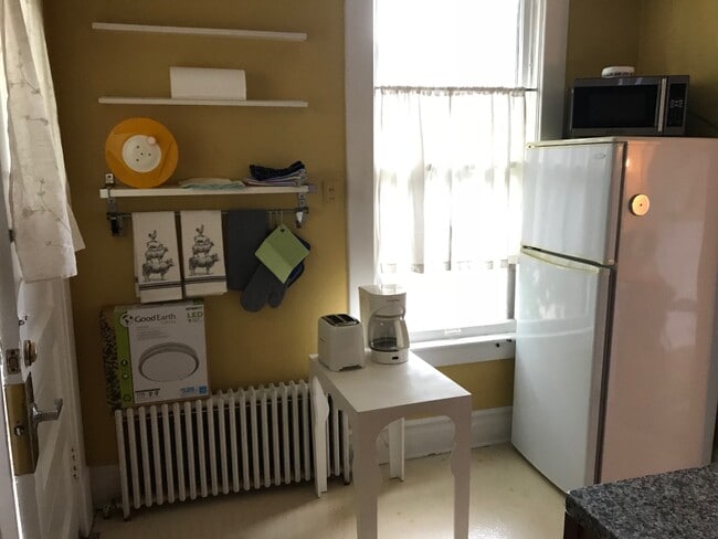 kitchen - 717 W Huron St Unit 3