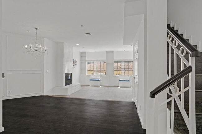 Photo - 850 N Poinsettia Pl