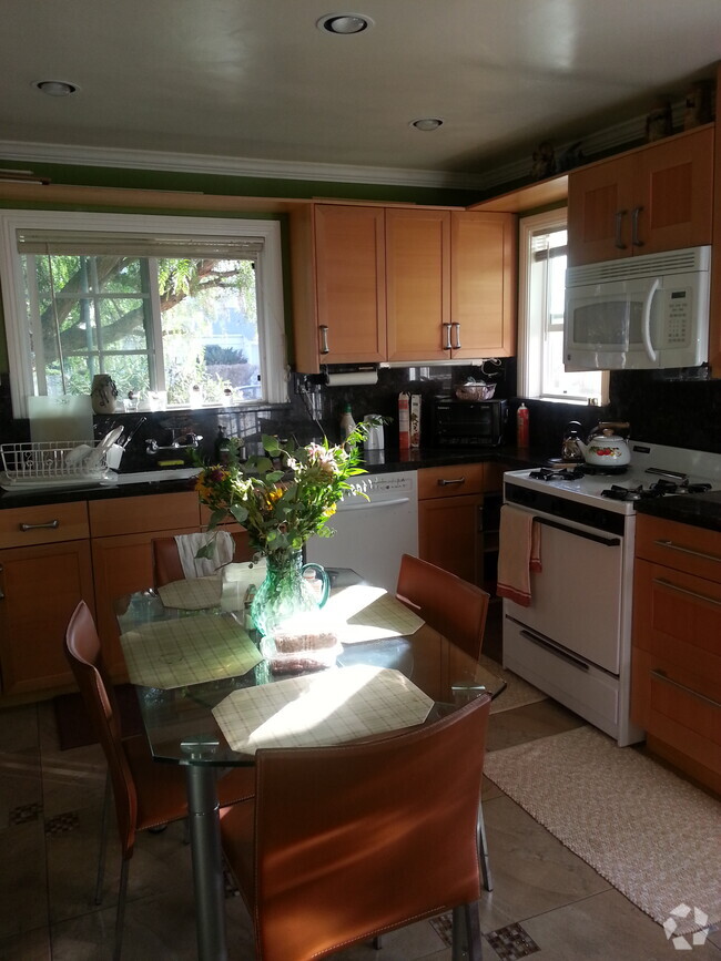 Building Photo - 1438 19th St Unit A Rental