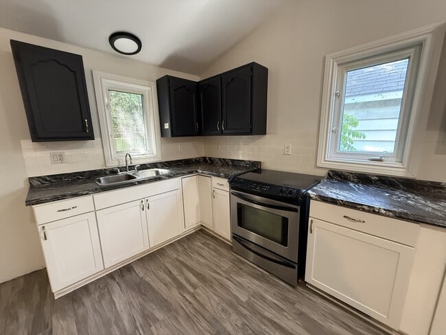 Photo - 104 Queen St N