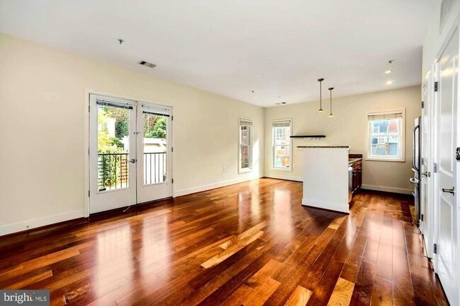 Spacious + Bright 2 Bedroom w/ Parking and... - Spacious + Bright 2 Bedroom w/ Parking and... Casa