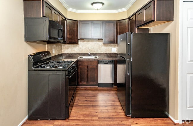 2BR, 1BA - 900 SF