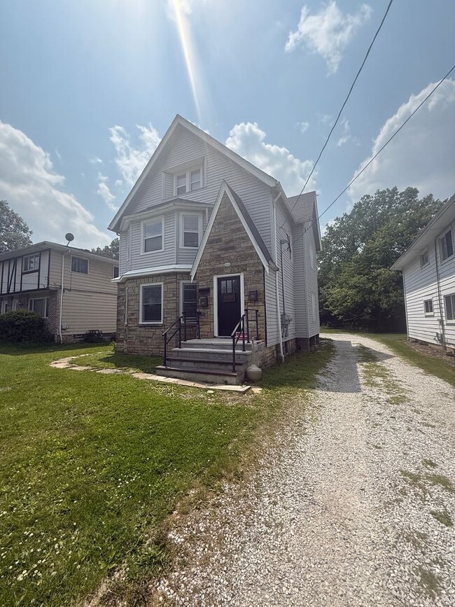 Building Photo - 1588 S Green Rd