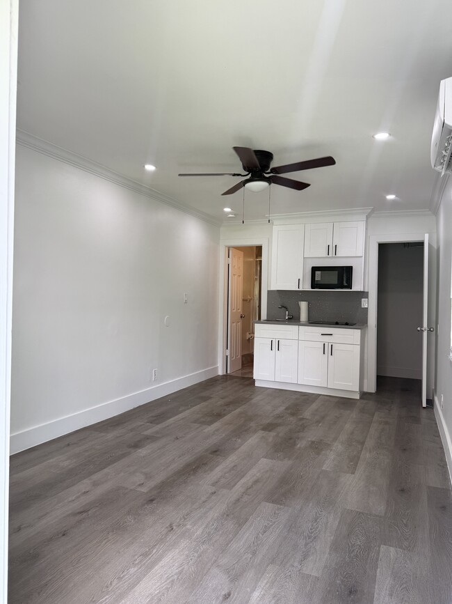 Building Photo - 2500 Franklin Dr Unit Private Studio