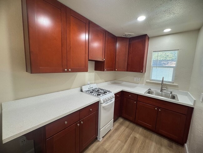 Photo - Remodeled Studio Near Sutter Park & Tower ... Unidad C
