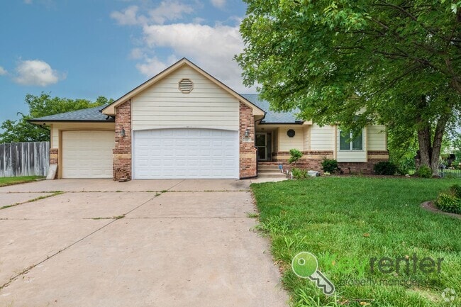 Building Photo - Beautiful, Rare 6 bedroom 3 bath house!