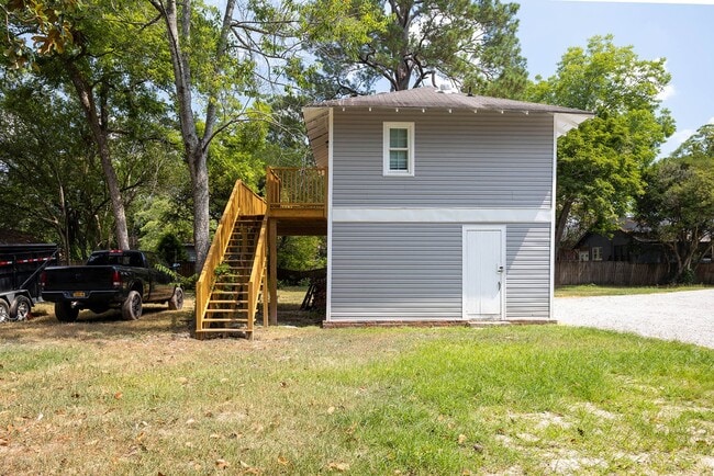 Building Photo - 20 Marion Ave Unit C