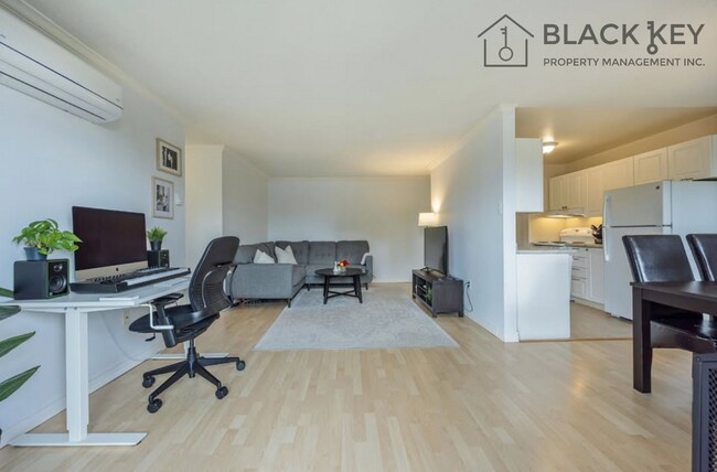 Photo - 986 Huron St