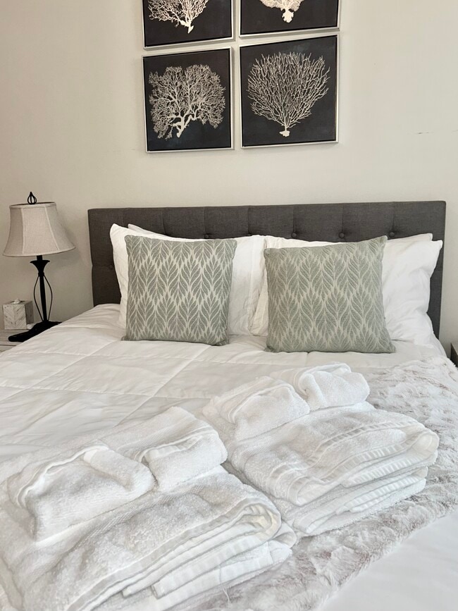 Bedroom 3 Queen bedroom - 51 Hazelton St Unit 2