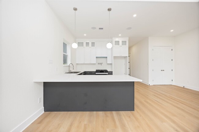 Photo - 422 E 41st St