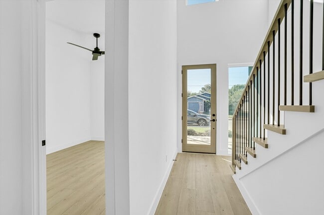 Photo - 1711 Nomas St