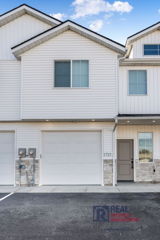 Photo - 3 bed 2.5 Bath Townhome - Small dog negotiable