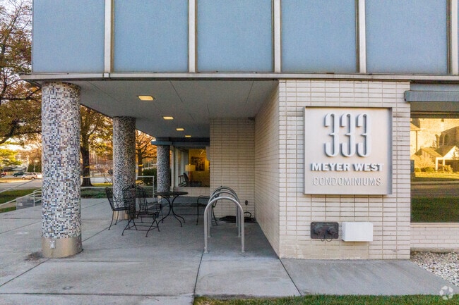 Photo - 333 W Meyer Blvd