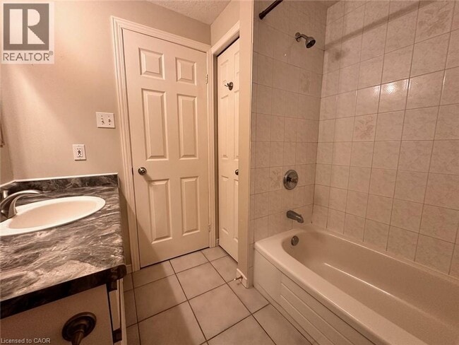 Photo - 9 Macville Ave Unité B