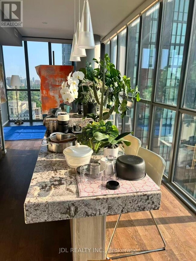 Photo - 101 Charles St E Unité 2810