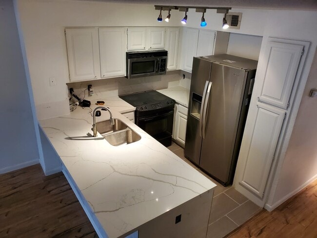 Building Photo - 2425 Holly Hall St Unit 116