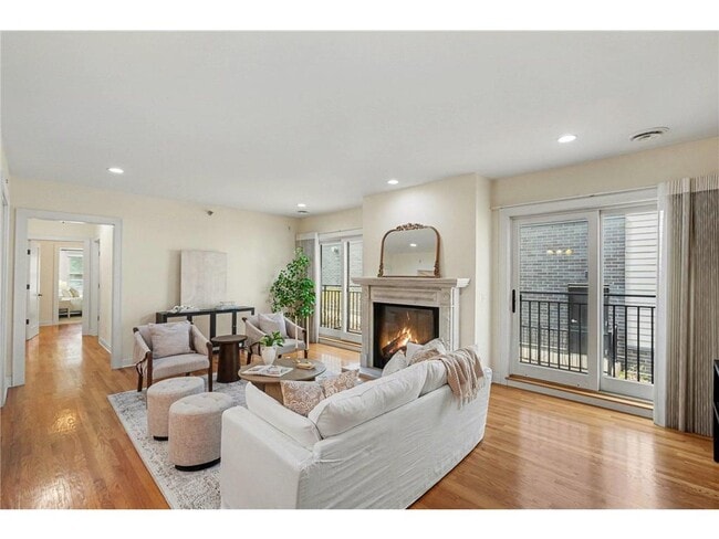 Building Photo - 3810 W 31st St Unit 101