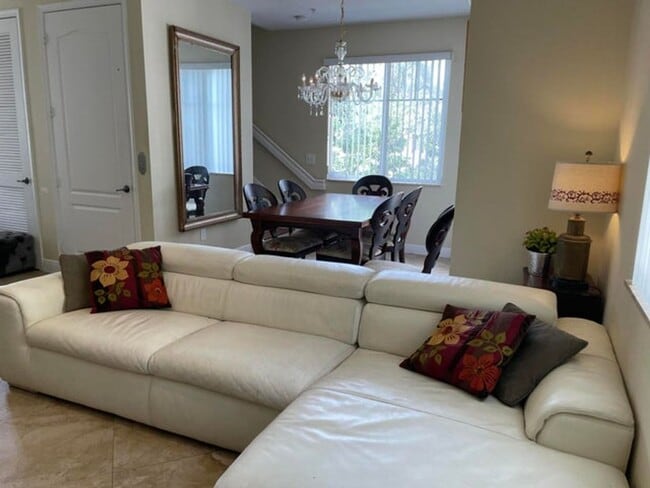 Photo - 552 NW 39th Cir
