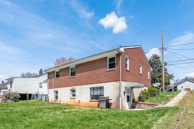 Building Photo - 805 McCausland St Unit B- Lower