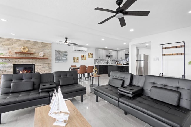 Photo - 1824 Lake St