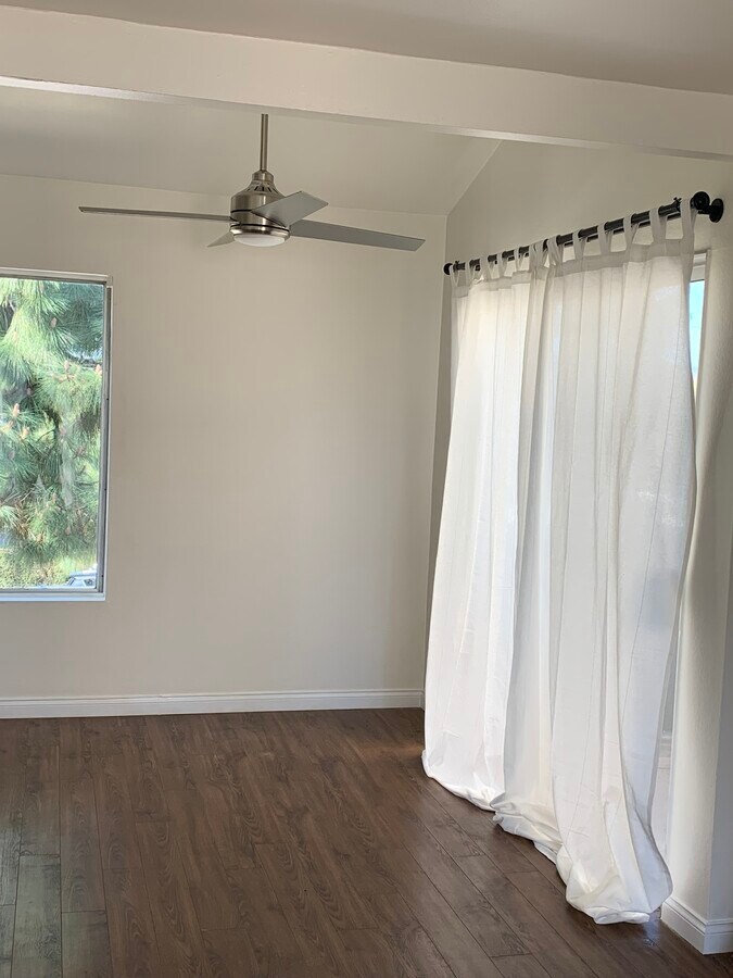 open floorplan dining area with vaulted ceiling and opens into the back patio - 1244 Cabrillo Park Dr Unidad F