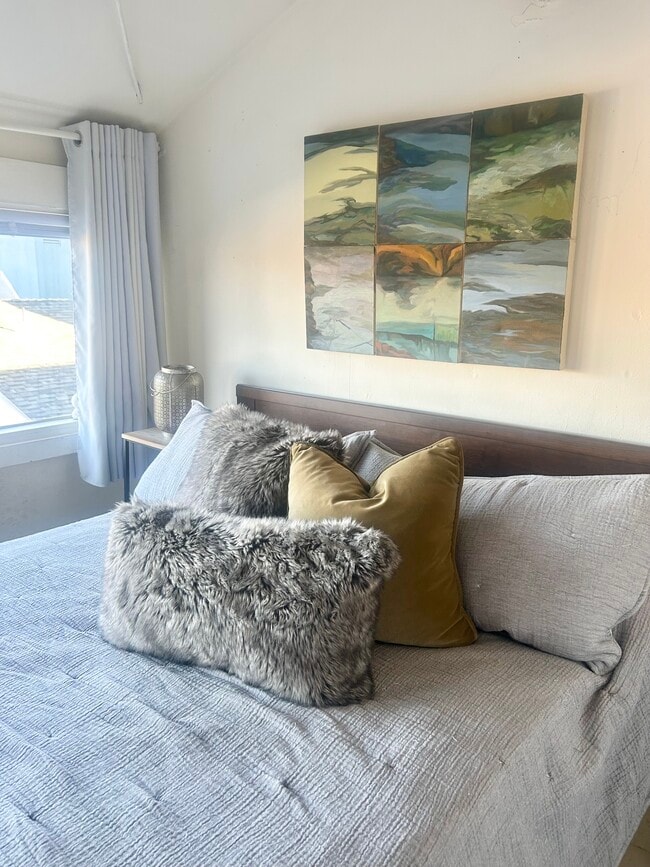 Room Loft II - 2934 Ford St Unit Ford Street Studios 1