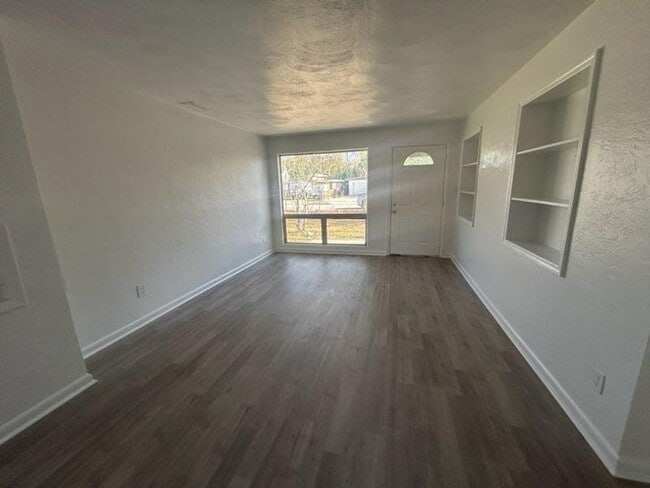 Photo - 760 Greenway Pl