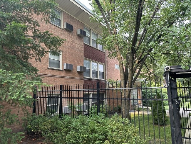 Building Photo - 7526 N Ridge Blvd Unit 3W