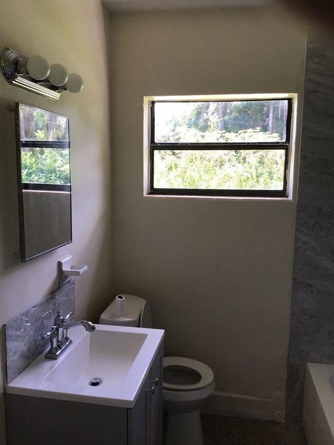 Building Photo - Northeast Orlando Home