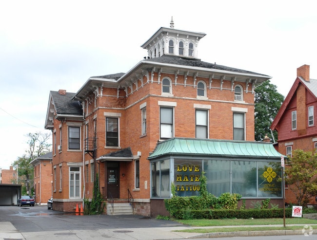 Photo - 217 Alexander St