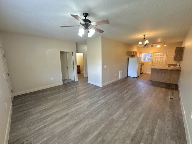 Photo - 700 N Main St Unit H3