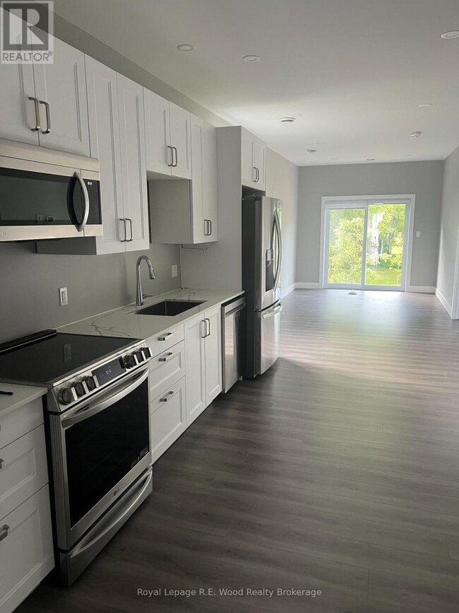 Photo - 335 John St S