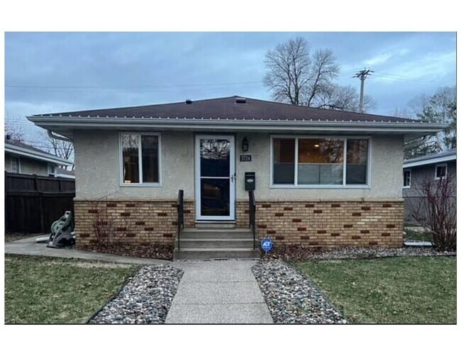 Building Photo - Spacious 4-Bedroom Home Near Airport, Lake...