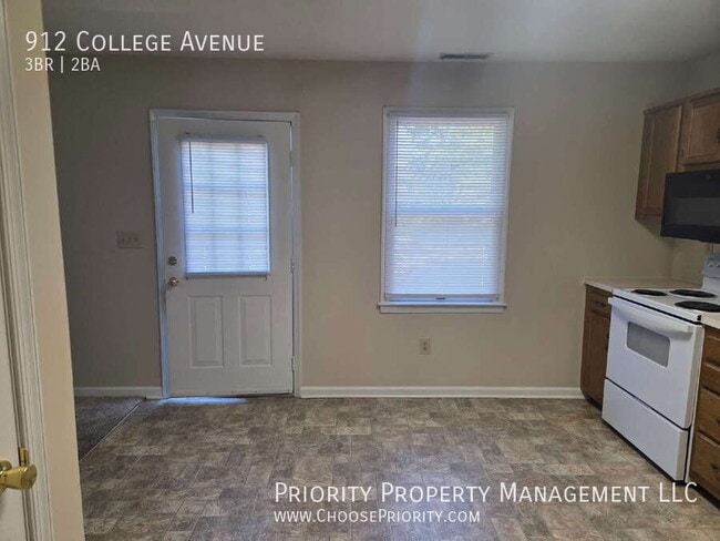 Photo - 912 College Ave