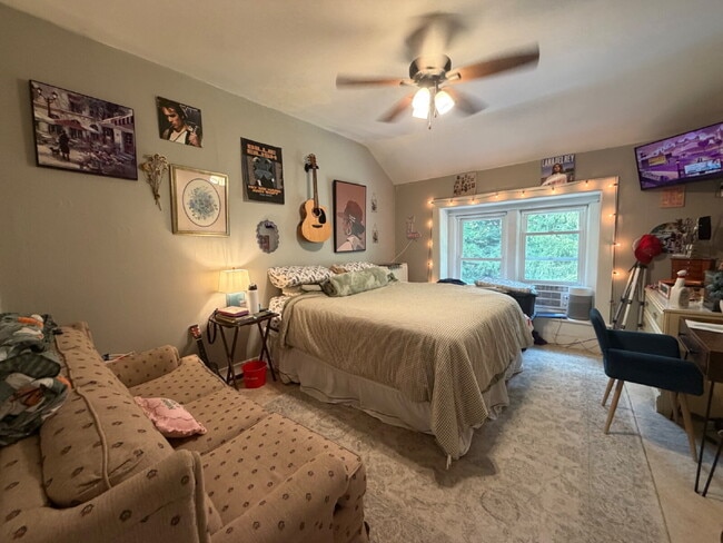 3 bedroom 1 bath Apartment Available June 1st!! Massive bedrooms and a 5 minute walk to campus.