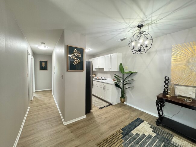 Photo - Sunburst Apartments