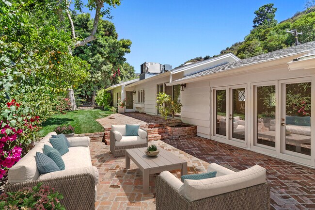 3933 Mandeville Canyon Rd