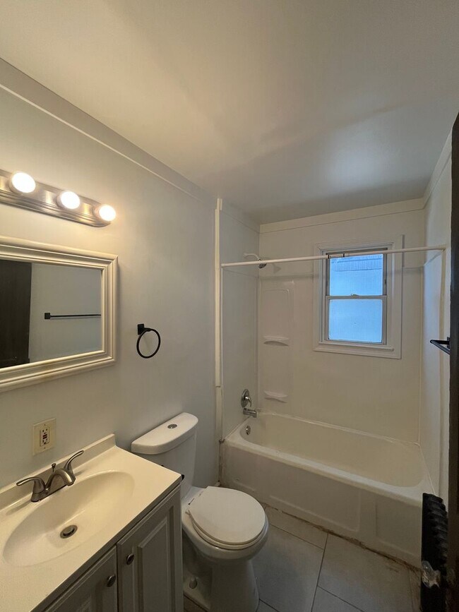 Photo - 380 Seneca Ave Unidad 380 Seneca Ave (Apt 1)