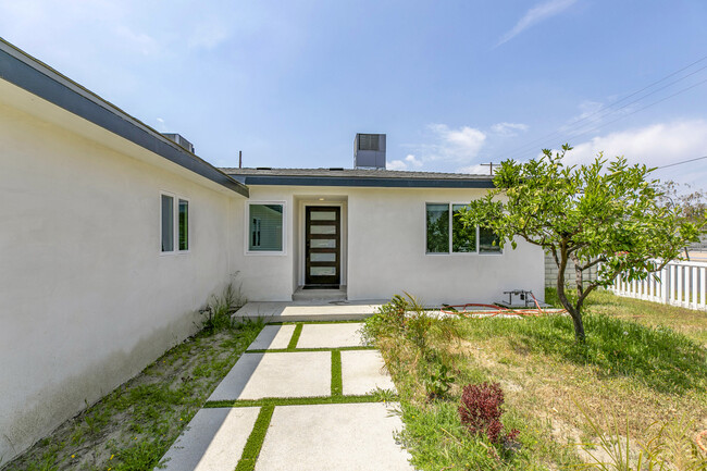 Photo - 7759 Van Noord Ave Casa