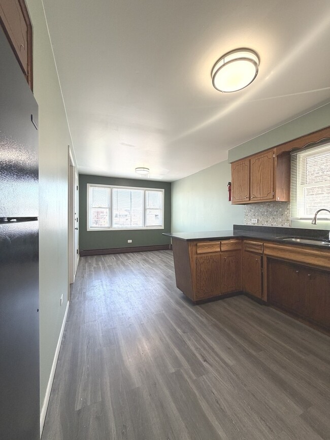 Photo - 6637 S Whipple St