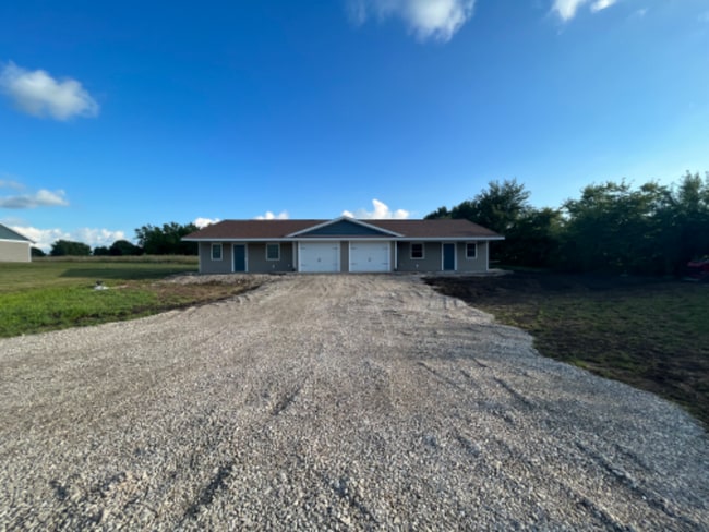 Photo - 118 W Cedar Ln
