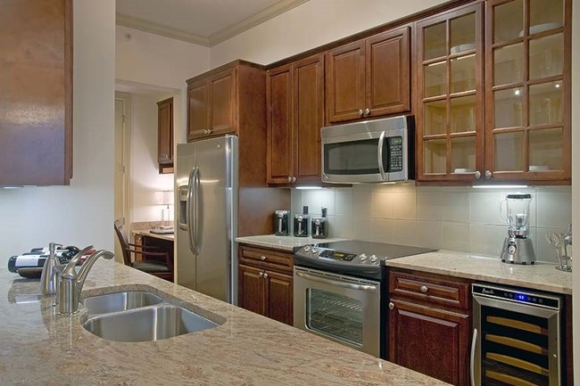 Classic Kitchen - The Belle Meade at River Oaks Apartments