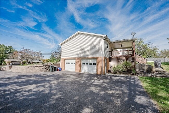 Photo - 979 Barclay Rd