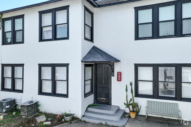 Entrada - Leuda-May Apartments