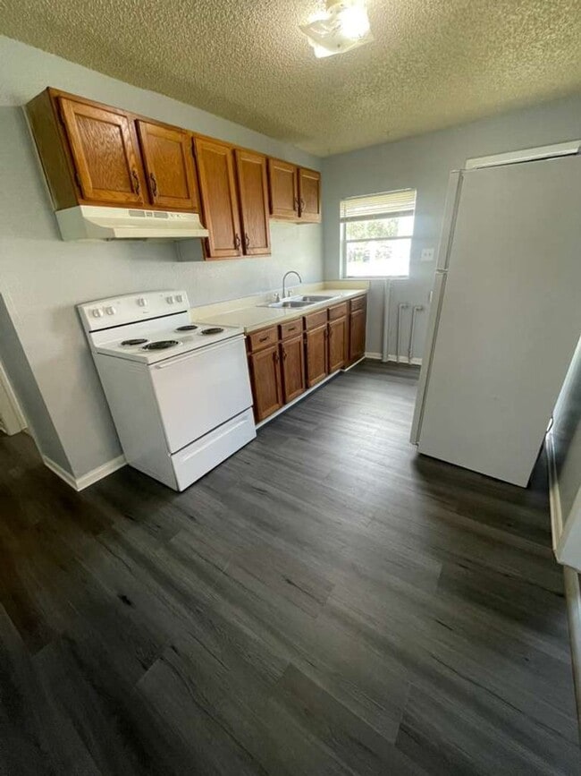 Building Photo - Cute and Cozy 2/1 in Mulberry- Apply FOR FREE now!!